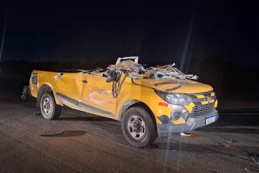 Caminhonete de manutenção completamente destruída 