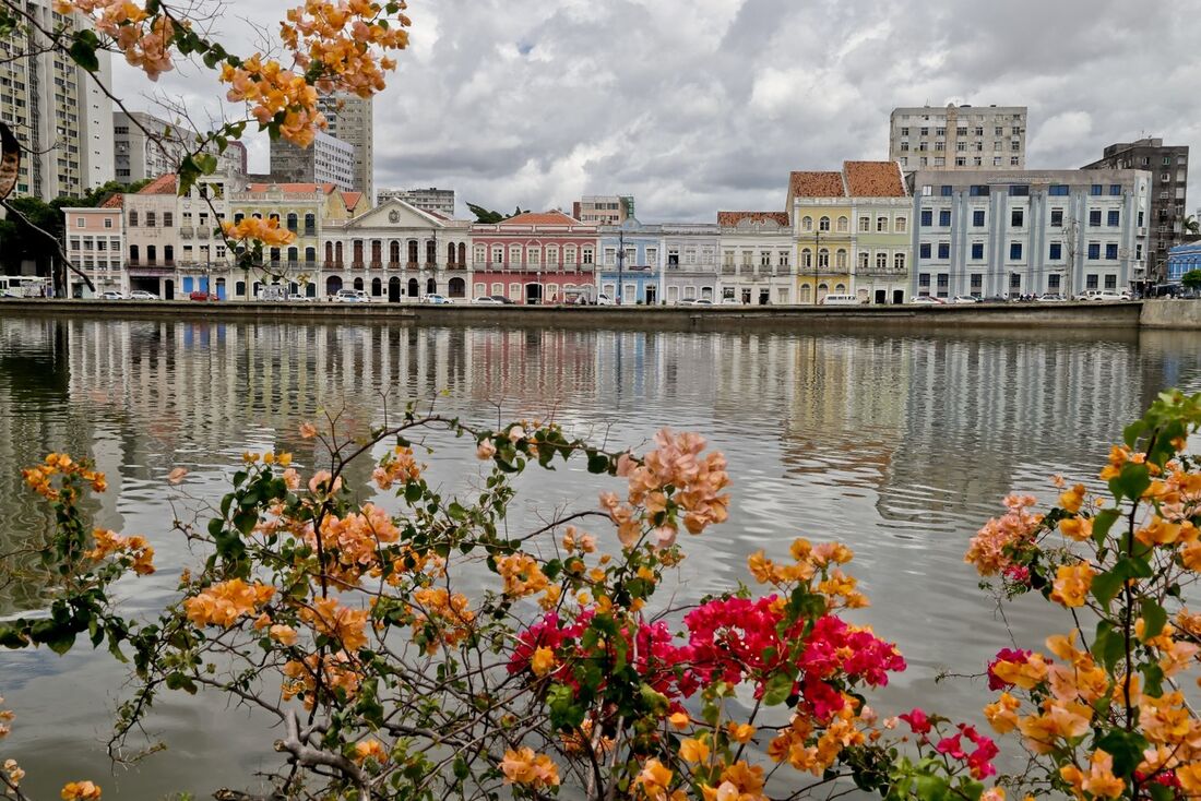 Dia de flanar, como Baudelaire. De passear na margem do Capibaribe
