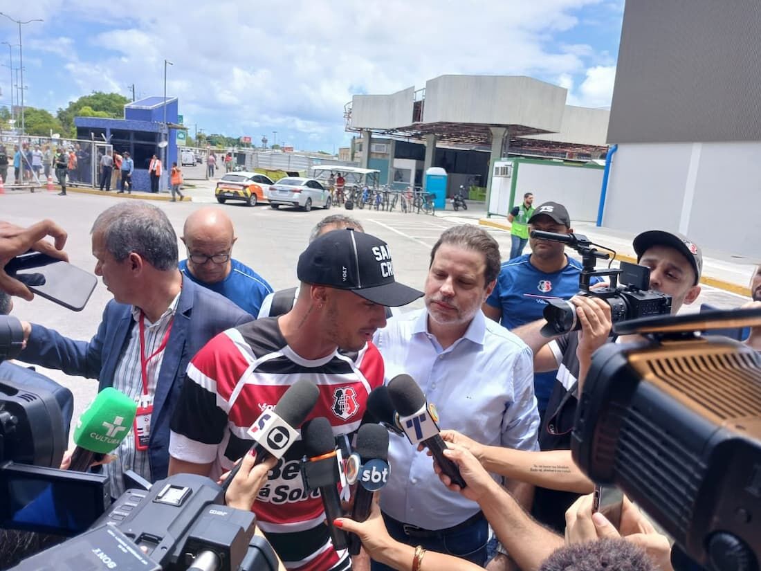 Thiago Galhardo desembarca com a camisa 9 do Santa Cruz