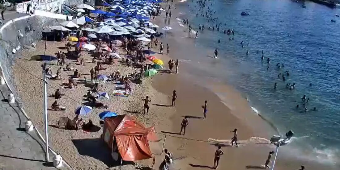 Homem esbarra em estrutura de proteção de orla de Salvador e provoca queda em efeito cascata