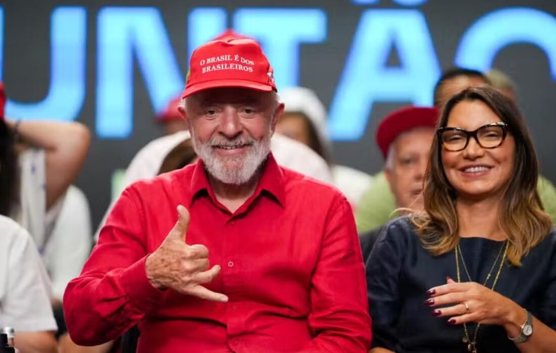 Lula acena para o público ao lado de Janja no evento de aniversário de 45 anos do PT