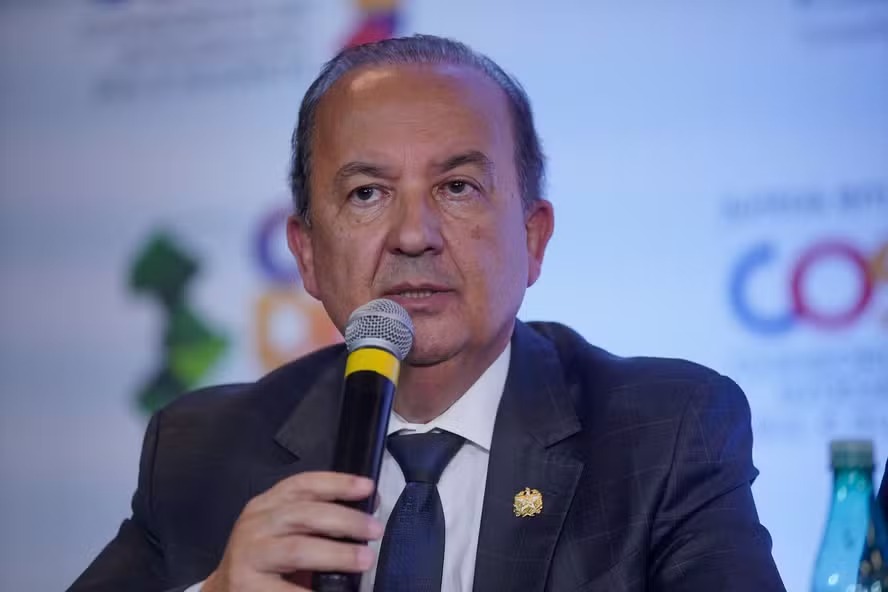 O governador de Santa Catarina, Jorginho Mello, durante entrevista