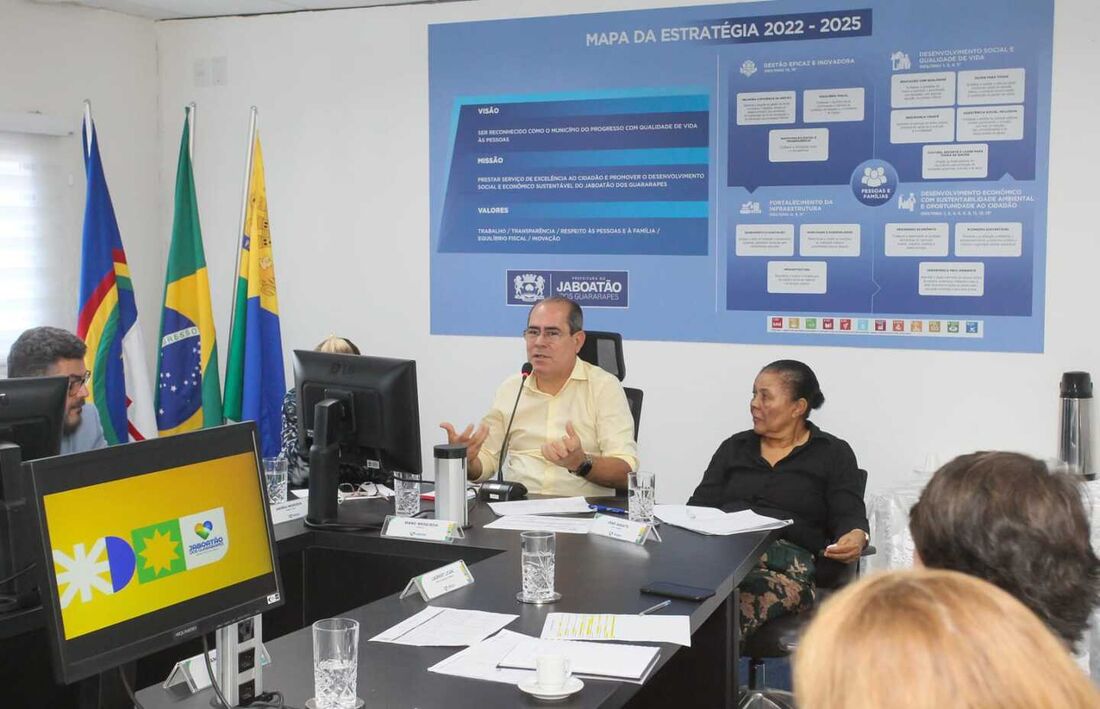 Em reunião com secretariado, Mano Medeiros monitora progresso das metas dos 100 dias de gestão
