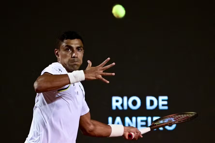 Thiago Monteiro vence argentino na estreia