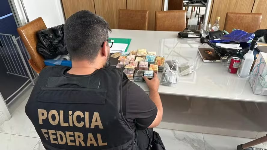 Operação da PF apreendeu R$ 172 mil na casa do prefeito de Nilópolis, Abraãozinho (PL) 