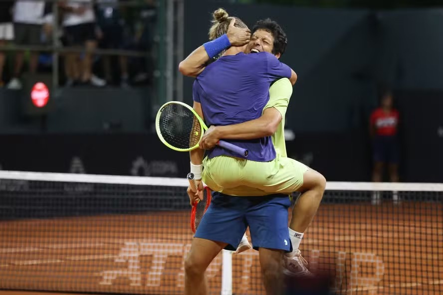 Rafael Matos e Marcelo Melo comemoram classificação à final de duplas do Rio Open 