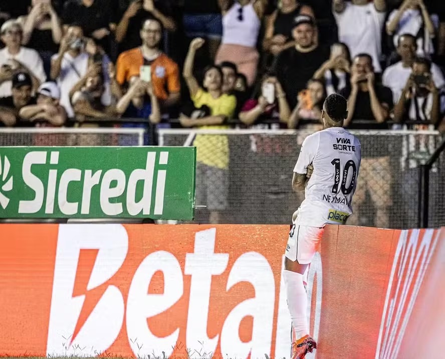 Neymar fez um gol e deu duas assistências contra o Inter de Limeira