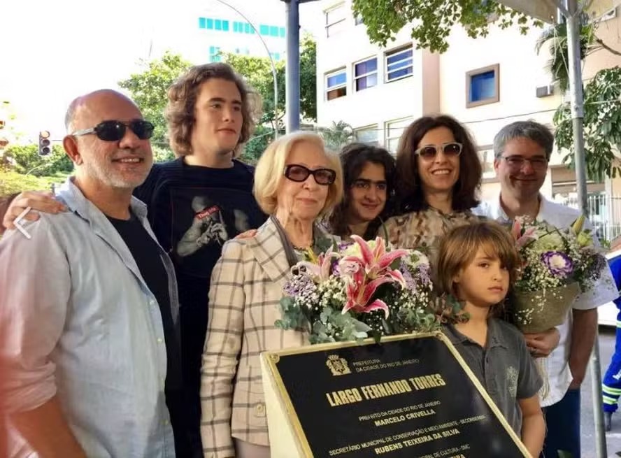Fernanda Montenegro (ao centro) em 2017, com a família reunida na inauguração do Largo Fernando Torres, em Ipanema, ao lado dos filhos Claudio e Fernanda; o genro, Andrucha Wadington; e seus três netos, Joaquim, Antonio e Davi