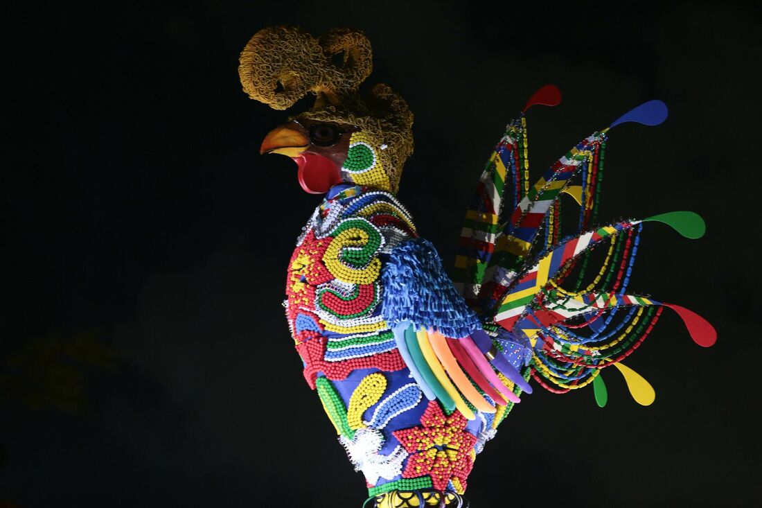 Galo Gigante foi erguido na noite desta quarta-feira (26)