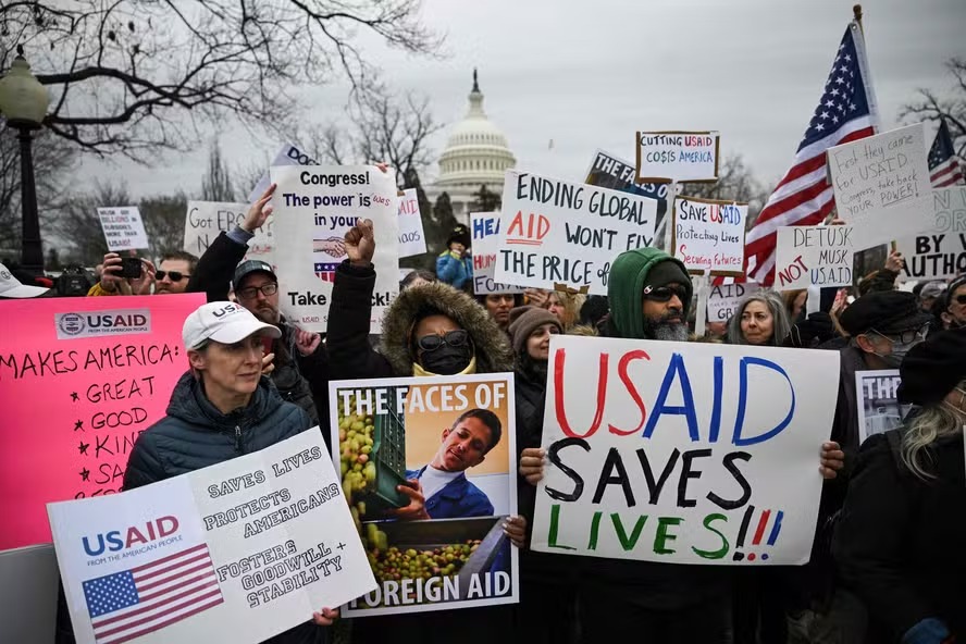 Pessoas protestam contra decisão do governo Trump de fechar virtualmente a Usaid, em Washington 