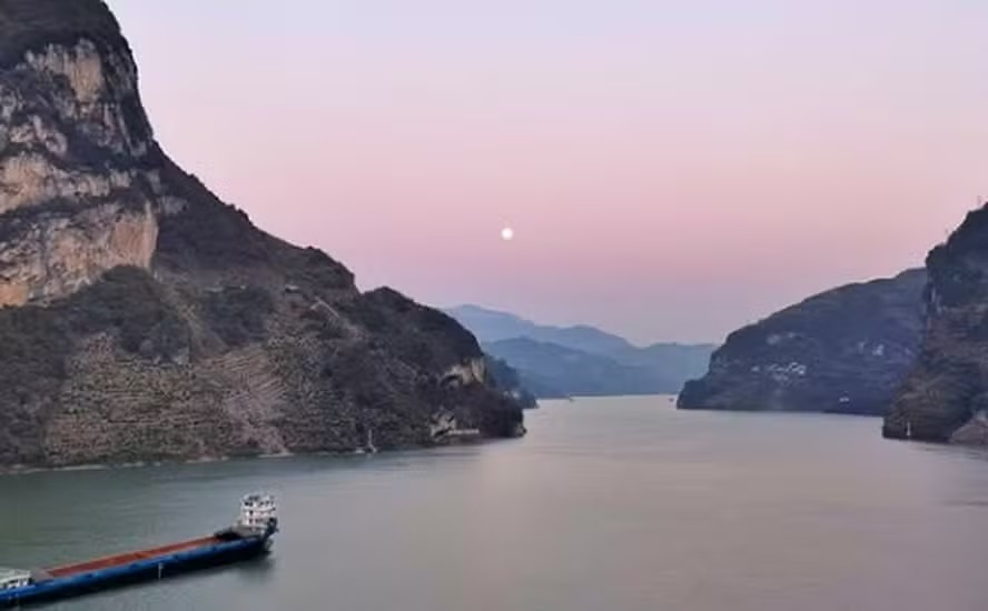 Montanha com rosto de cachorro na China 