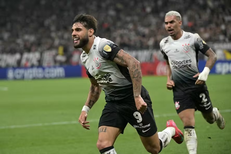 Yuri comemora seu segundo gol na partida - terceiro do Corinthians - contra a Universidad Central da Venezuela, durante a partida de volta da segunda fase das eliminatórias Libertadores, no Estádio Neo Química Arena 