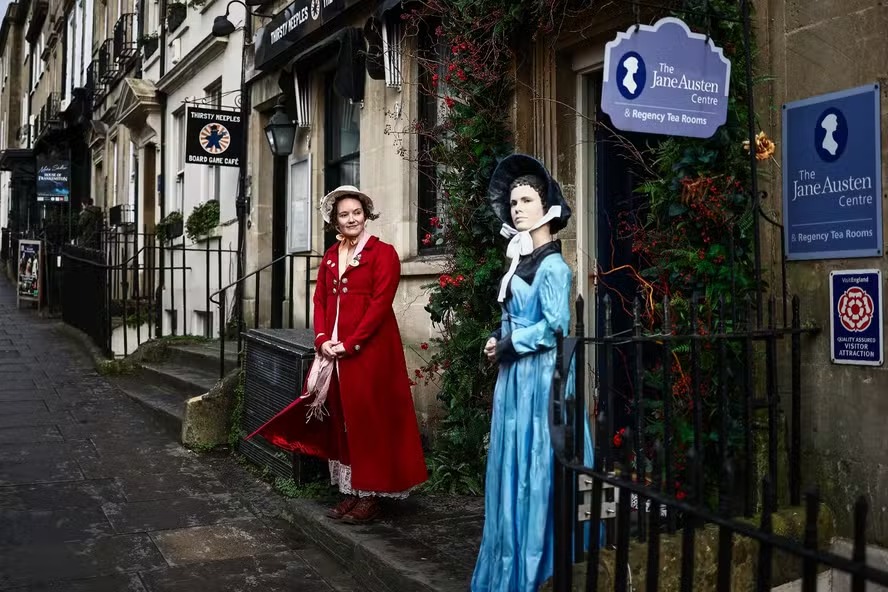 Visitantes veem itens em exposição durante um tour pelo Jane Austen Centre em Bath, Reino Unido