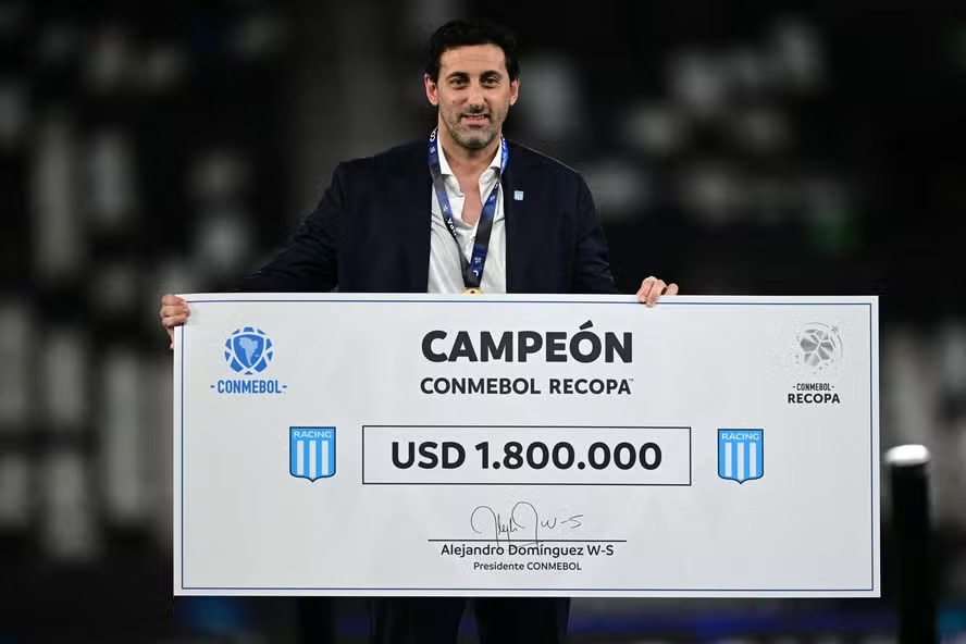 Diego Milito, presidente do Racing, recebe premiação 