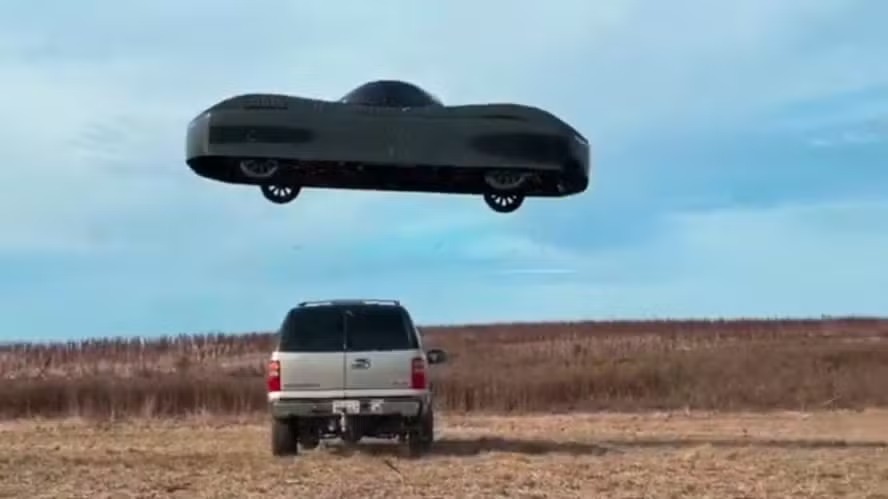 Imagem do teste com carro voador realizado na Califórnia