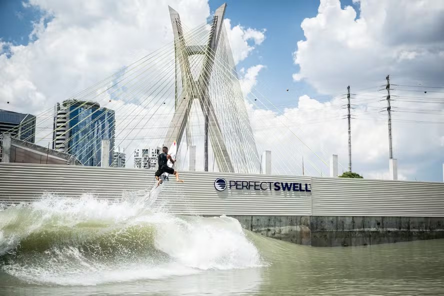 Italo Ferreira voando com a ponte Estaiada ao fundo, em São Paulo
