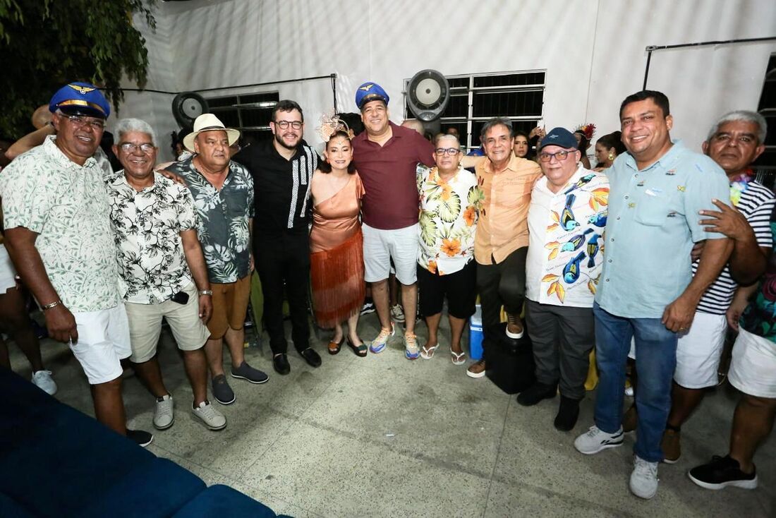 Gabriel Porto em Ipojuca, ao lado do prefeito Carlos Santana, da deputada Simone Santana e vereadores