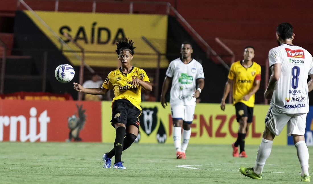 Zé Lucas em ação contra o Decisão pela primeira fase do Estadual