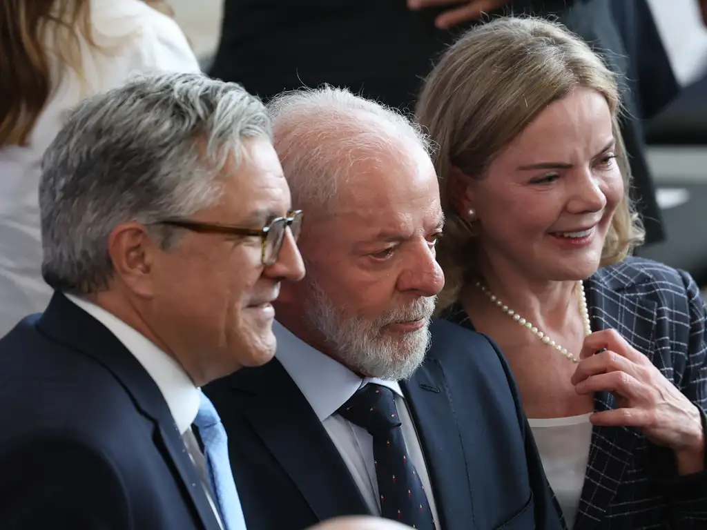 O presidente Luiz Inácio Lula da Silva (c), na posse da ministra da secretaria de relações institucionais, Gleisi Hoffman (d) e ministro da saúde, Alexandre Padilha (e)