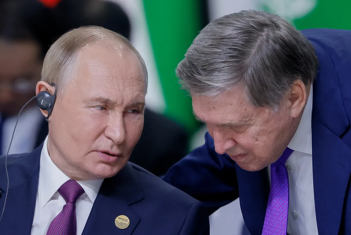 Presidente da Rússia, Vladimir Putin, e seu conselheiro, Yuri Ushakov