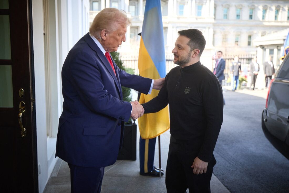 O presidente dos EUA, Donald Trump (E), dando as boas-vindas ao presidente da Ucrânia, Volodymyr Zelensky, na Casa Branca em Washington, DC, antes das negociações em 28 de fevereiro de 2025