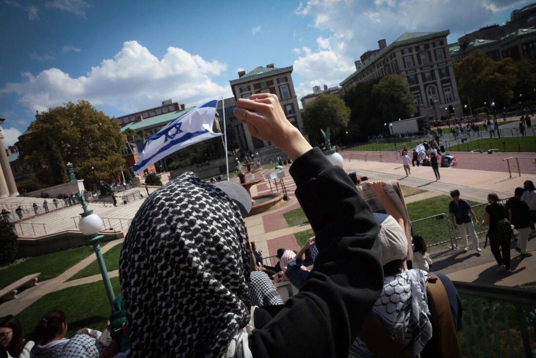 Manifestantes pró-Palestina marcham pelo campus da Universidade de Columbia para marcar um ano da guerra entre o Hamas e Israel
