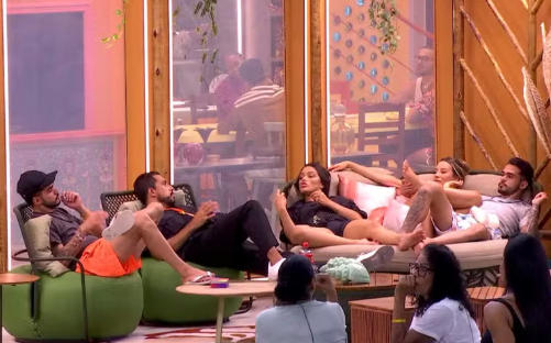 Eva, Renata e João Gabriel conversando na área externa da casa do BBB 25