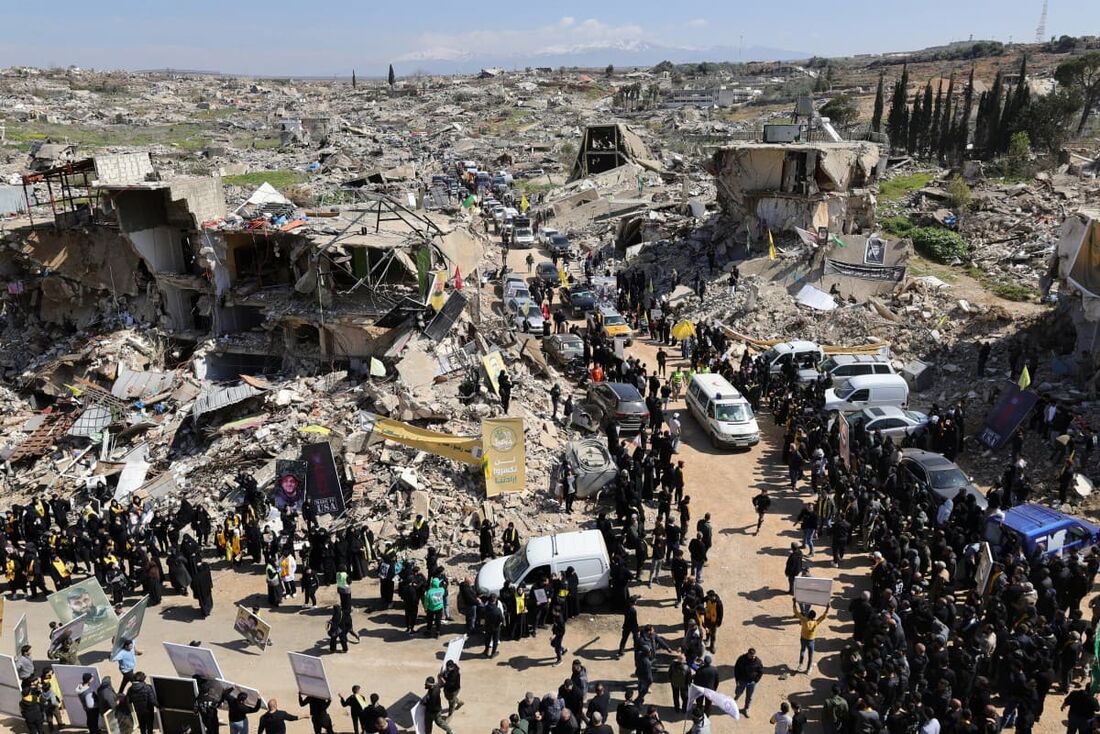 Ambulâncias transportam os caixões de combatentes do Hezbollah e civis mortos na recente guerra com Israel, durante seu cortejo fúnebre