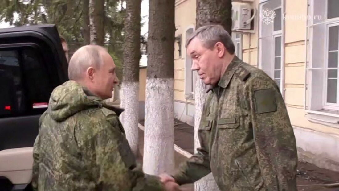 O presidente russo Vladimir Putin aperta a mão do chefe do estado-maior Valery Gerasimov 