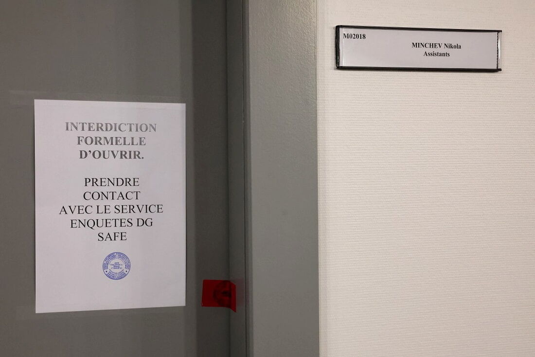 Selo na porta do gabinete dos assistentes do eurodeputado Fulvio Martusciello no Parlamento Europeu em Estrasburgo, leste da França, em 13 de março de 2025, quando um novo escândalo de corrupção abalou a organização.