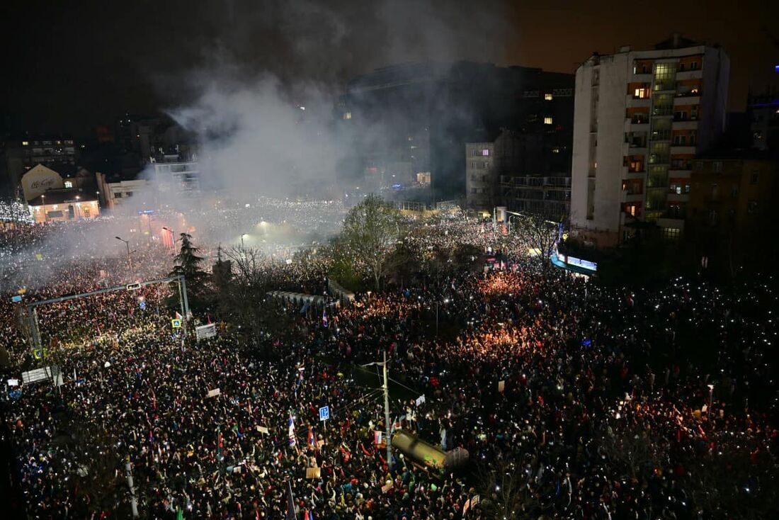 Milhares de manifestantes em memória daqueles que morreram no desastre do telhado de Novi Sad, Sérvia