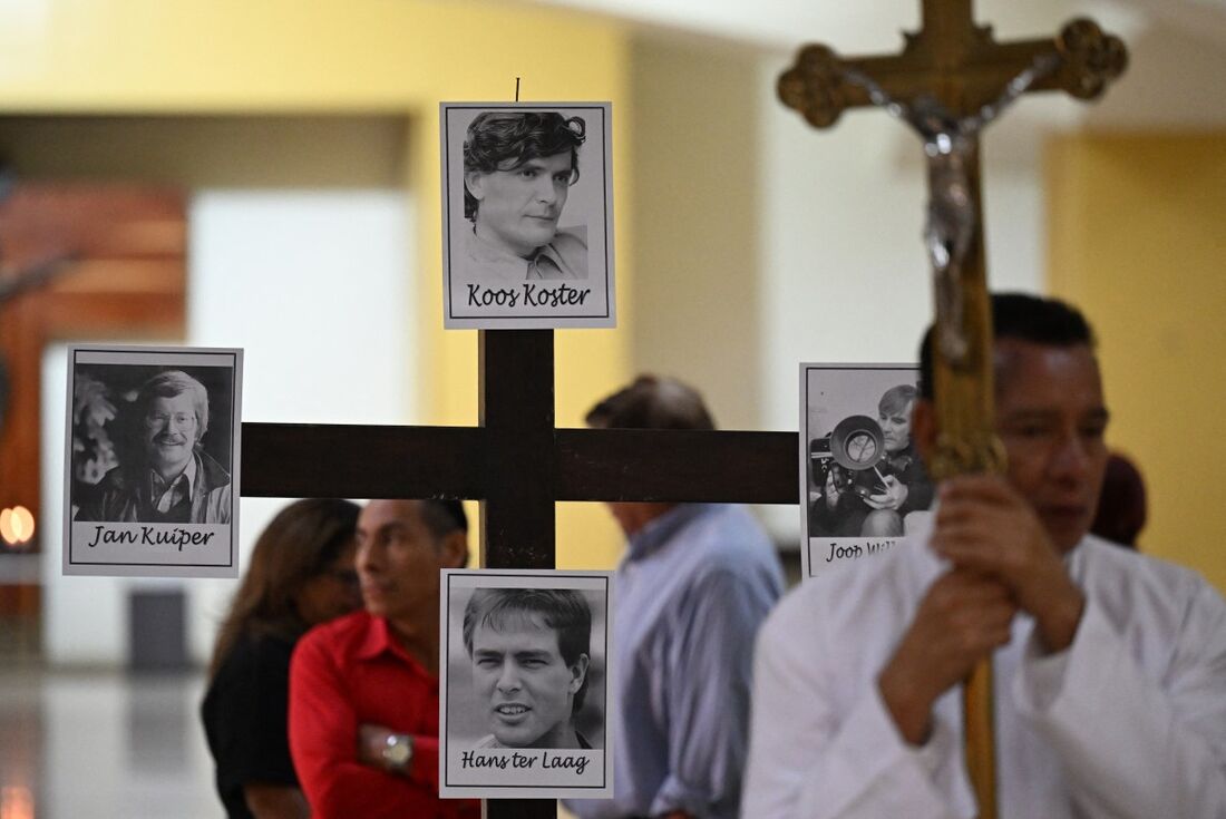 Fotos de quatro jornalistas holandeses mortos durante a guerra civil de El Salvador (1979-1992) são vistas em uma cruz durante uma missa para comemorar o 43&ordm; aniversário de suas mortes na Catedral de San Salvador