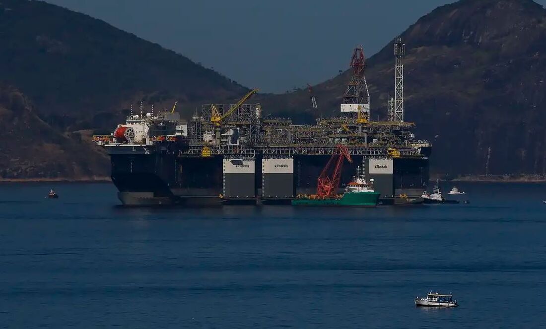 AIE eleva previsões para oferta global do petróleo, que avança bem mais que a demanda