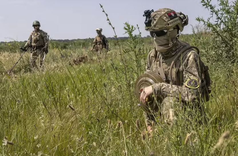 Soldados ucranianos carregam minas terrestres