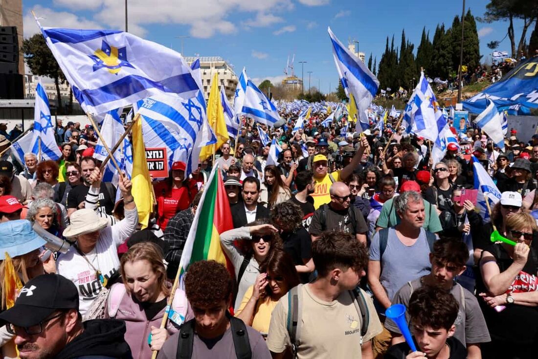Manifestantes participam de um protesto contra o primeiro-ministro israelense Benjamin Netanyahu em Jerusalém