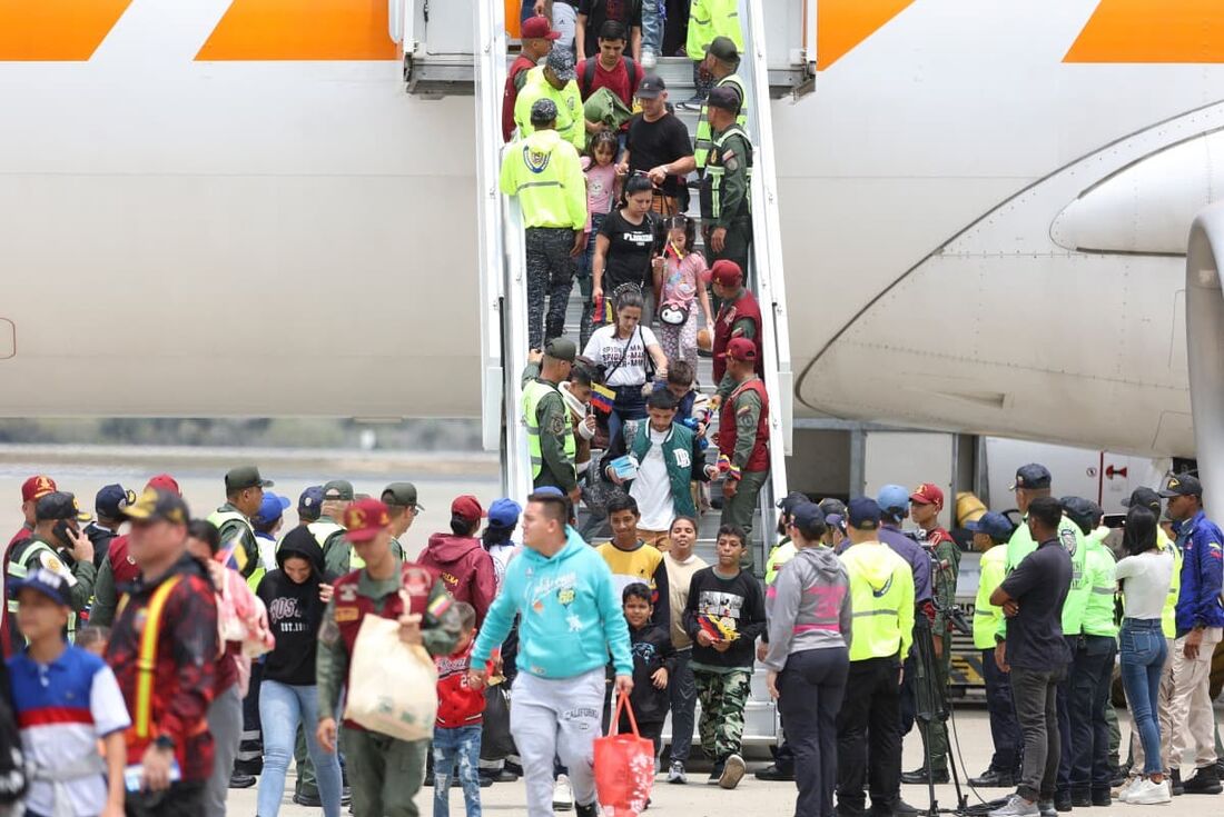 Migrantes venezuelanos no Aeroporto Internacional Simón Bolívar em Maiquetia