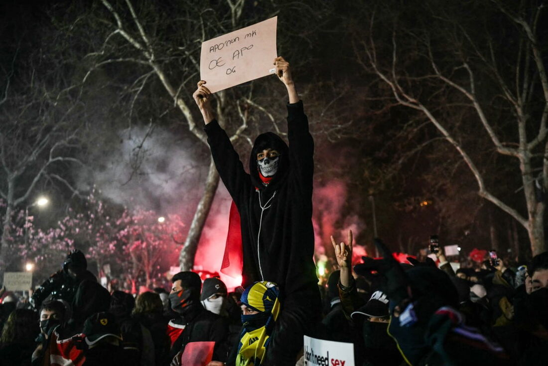 Um manifestante segura um cartaz durante uma manifestação em apoio ao prefeito preso de Istambul.