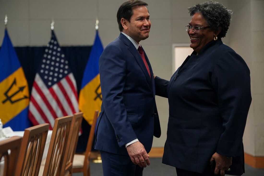 O secretário de Estado dos EUA, Marco Rubio, se encontra com a primeira-ministra de Barbados, Mia Mottley, na embaixada dos EUA em Kingston, Jamaica