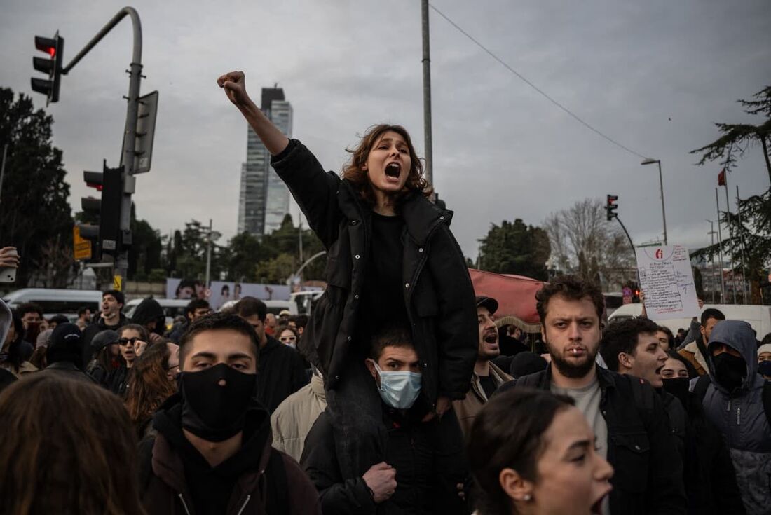 Pessoas participam de manifestação em apoio ao prefeito preso de Istambul