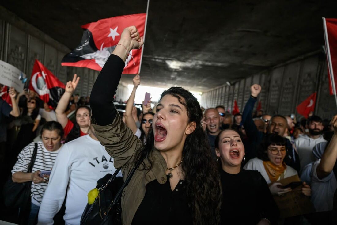 Manifestantes durante uma manifestação convocada pelo Partido Republicano do Povo (CHP) em apoio ao prefeito preso de Istambul, Ekrem Imamoglu