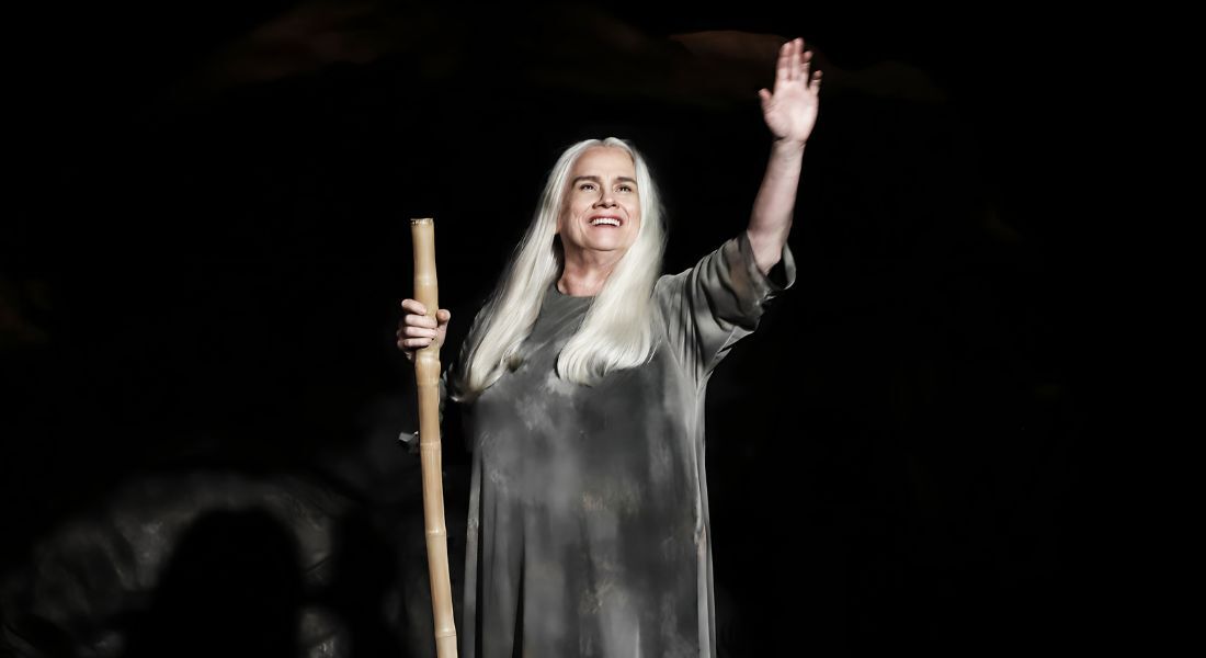 Vera Holtz retorna ao Recife com o espetáculo "Ficções"