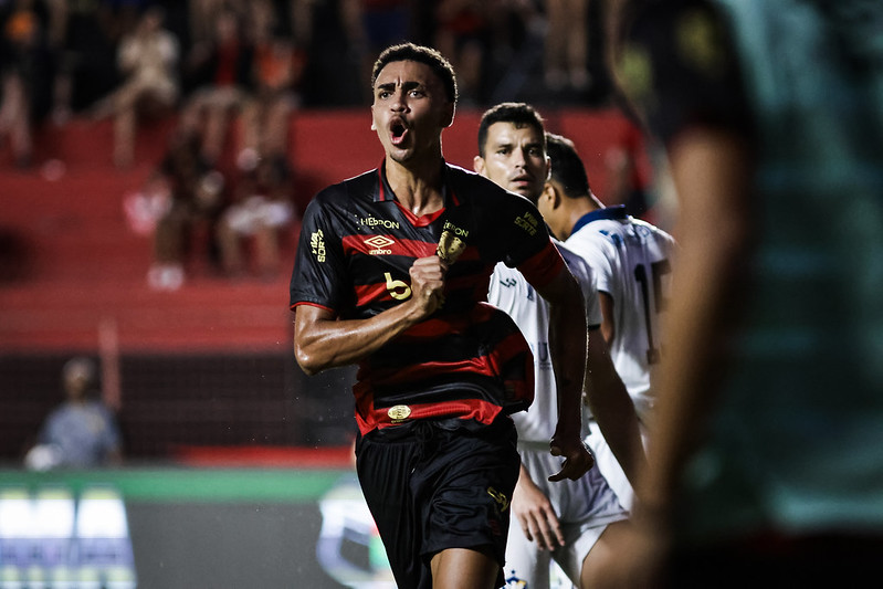 Marcelo Ajul celebra gol com a camisa do Sport