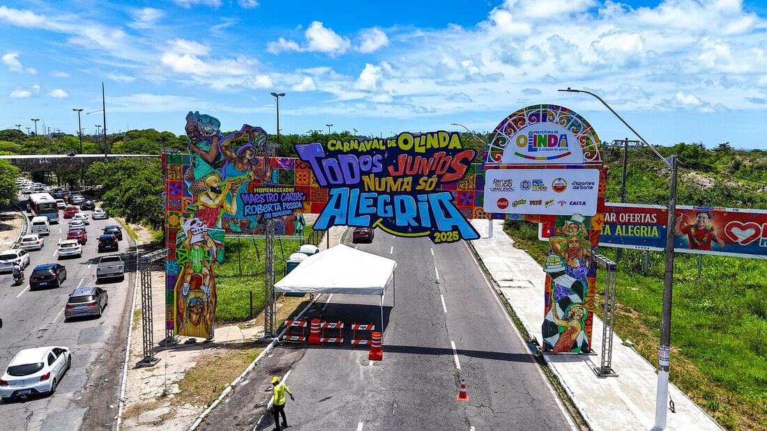 Prefeitura de Olinda inicia retirada de bloqueios de trânsito