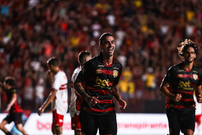 Sérgio Oliveira celebra seu gol contra o CRB