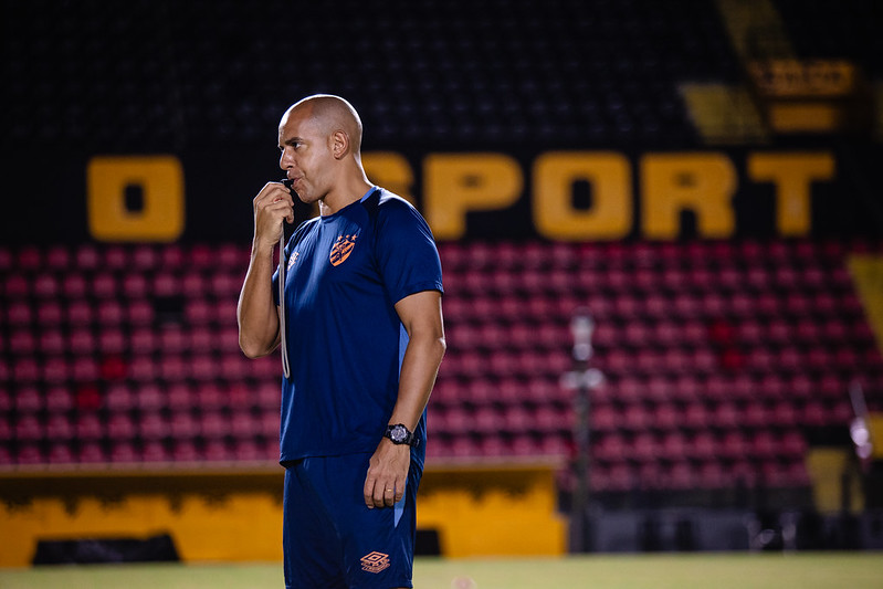 Pepa, técnico do Sport, durante treino na Ilha do Retiro