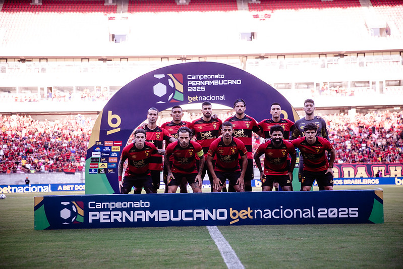Time do Sport posa para foto antes do primeiro jogo da final contra o Retrô