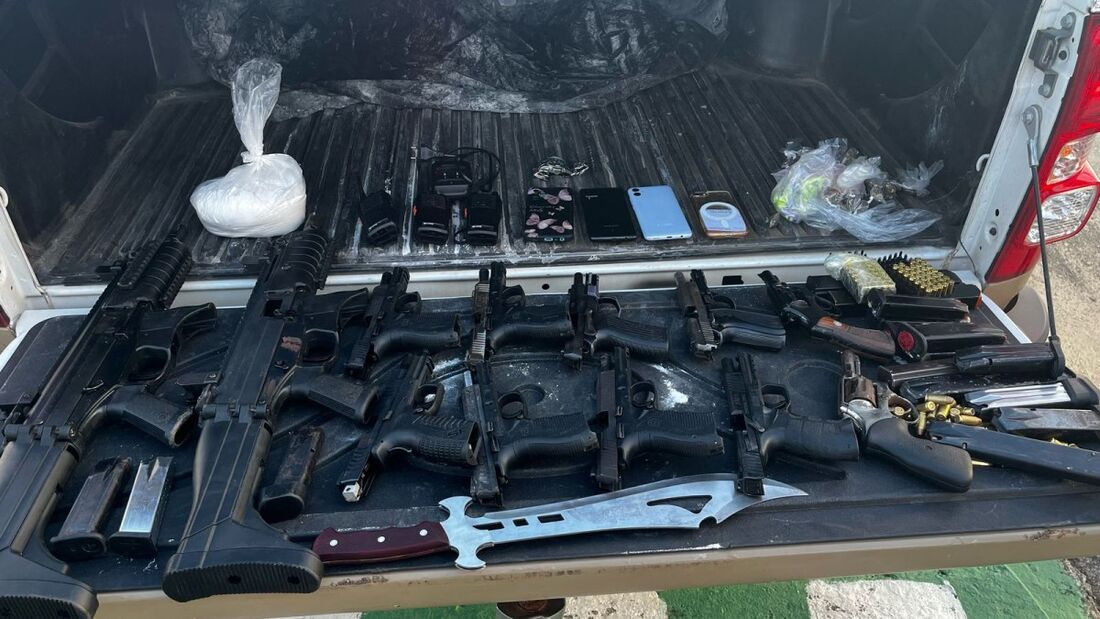 Armas, munições e drogas apreendidas durante uma operação policial em Fazenda Coutos, subúrbio de Salvador, Bahia
