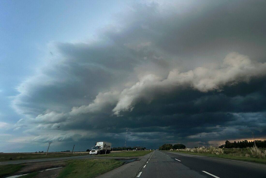 Temporal atinge cidade portuária na Argentina