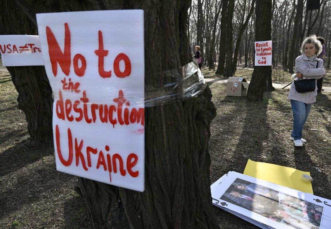 Placa de protesto 'Não para a destruição da Ucrânia' posicionada em frente à embaixada dos EUA em Kiev, Ucrânia