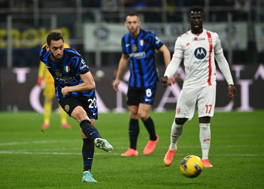 Jogadores do Milan e do Lecce em campo pelo Italiano